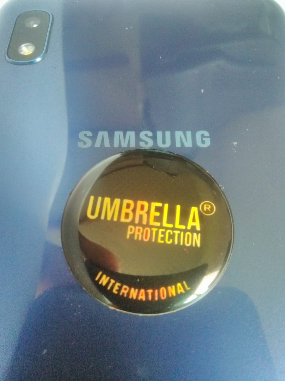 sticker umbrella en un celular samsung